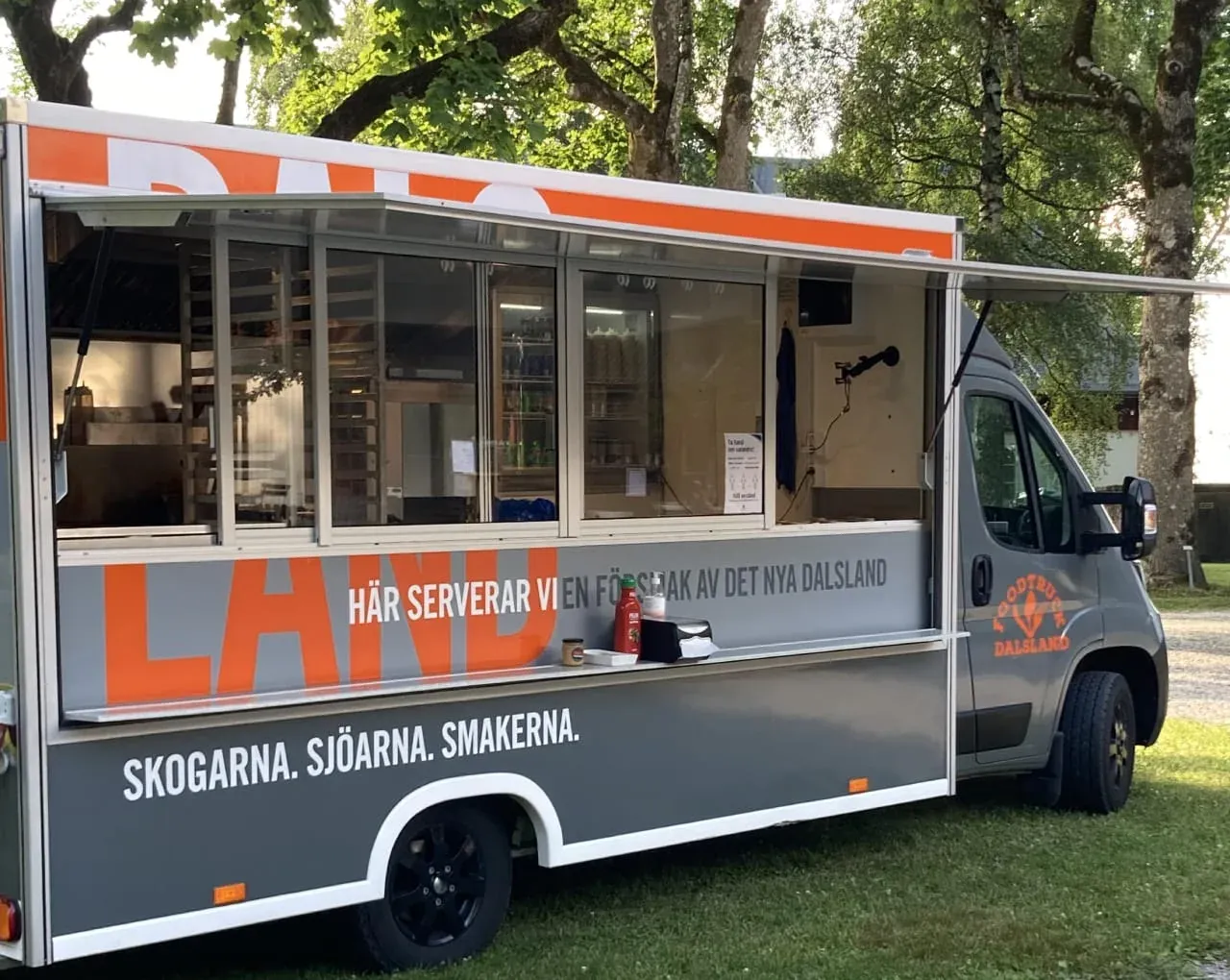 Foodtruck Dalslands truck med öppen lucka, redo att servera