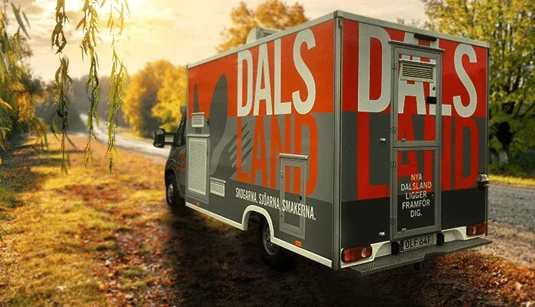 Foodtruck Dalslands truck på en grusväg i höstfärgat landskap